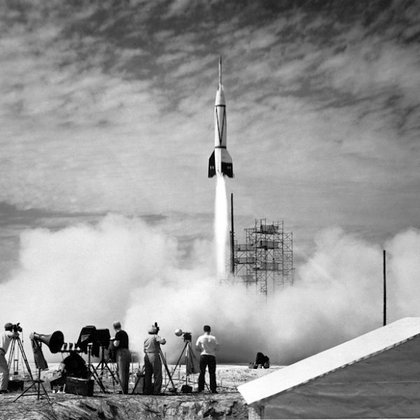 دوربین‌های مداربسته آنالوگ نخستین نسل سیستم‌های نظارتی بودند که از دهه ۱۹۴۰ میلادی معرفی شدند  این دوربین‌ها تصاویر را به‌صورت سیگنال آنالوگ از طریق کابل کواکسیال منتقل می‌کردند، کیفیت محدودی داشتند اما نصب و استفاده ساده و ارزان بود  امروزه جای خود را به دوربین‌های دیجیتال و تحت شبکه داده‌اند 