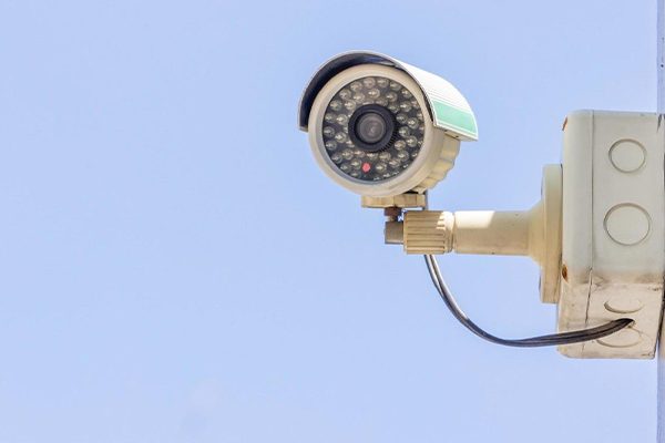 «تصویر یک دزدگیر اماکن نصب‌شده روی دیوار داخلی»