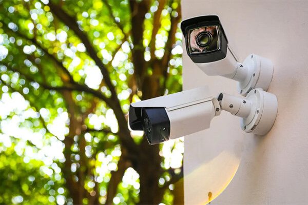 «تصویر دوربین مداربسته نصب‌شده در ورودی یک مرکز خرید با زاویه دید گسترده»